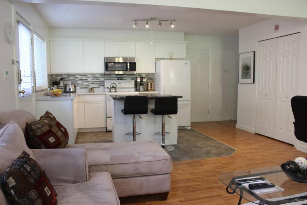 Memory Lane Guest Suite Sooke Bagian luar foto