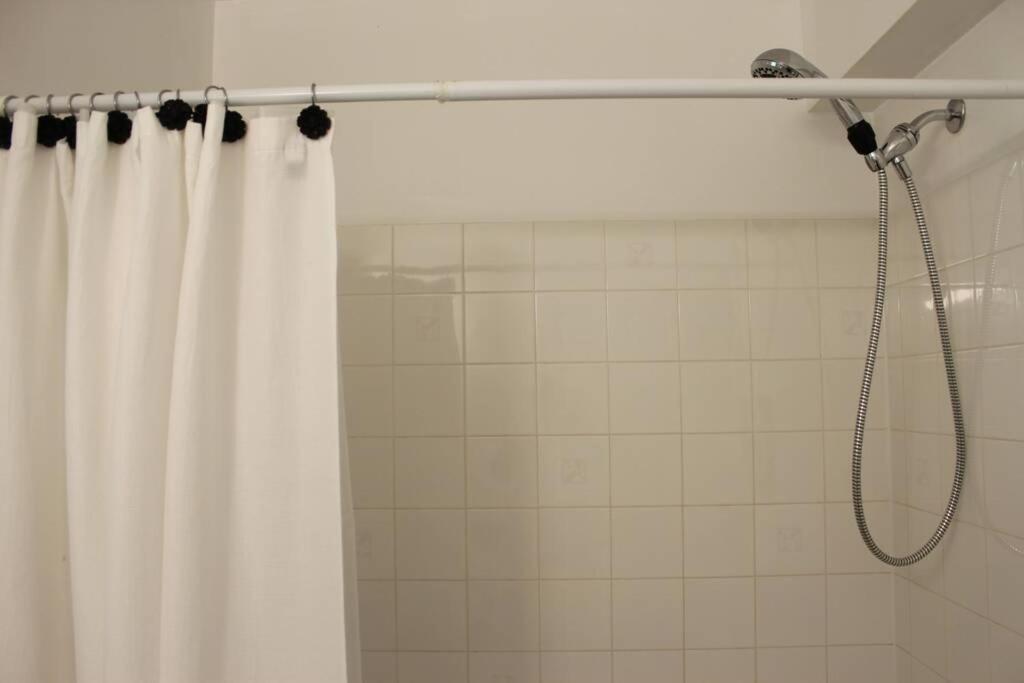Memory Lane Guest Suite Sooke Bagian luar foto