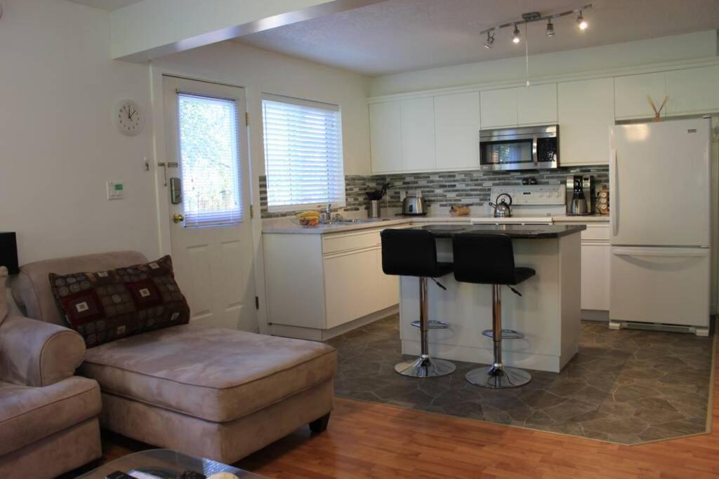 Memory Lane Guest Suite Sooke Bagian luar foto