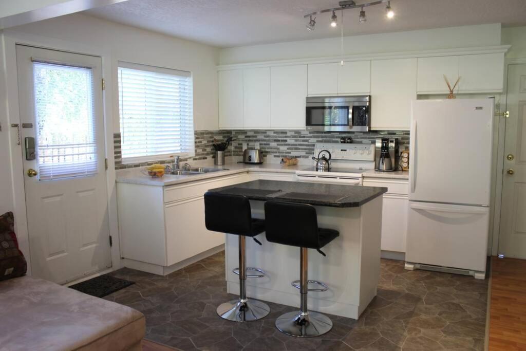 Memory Lane Guest Suite Sooke Bagian luar foto